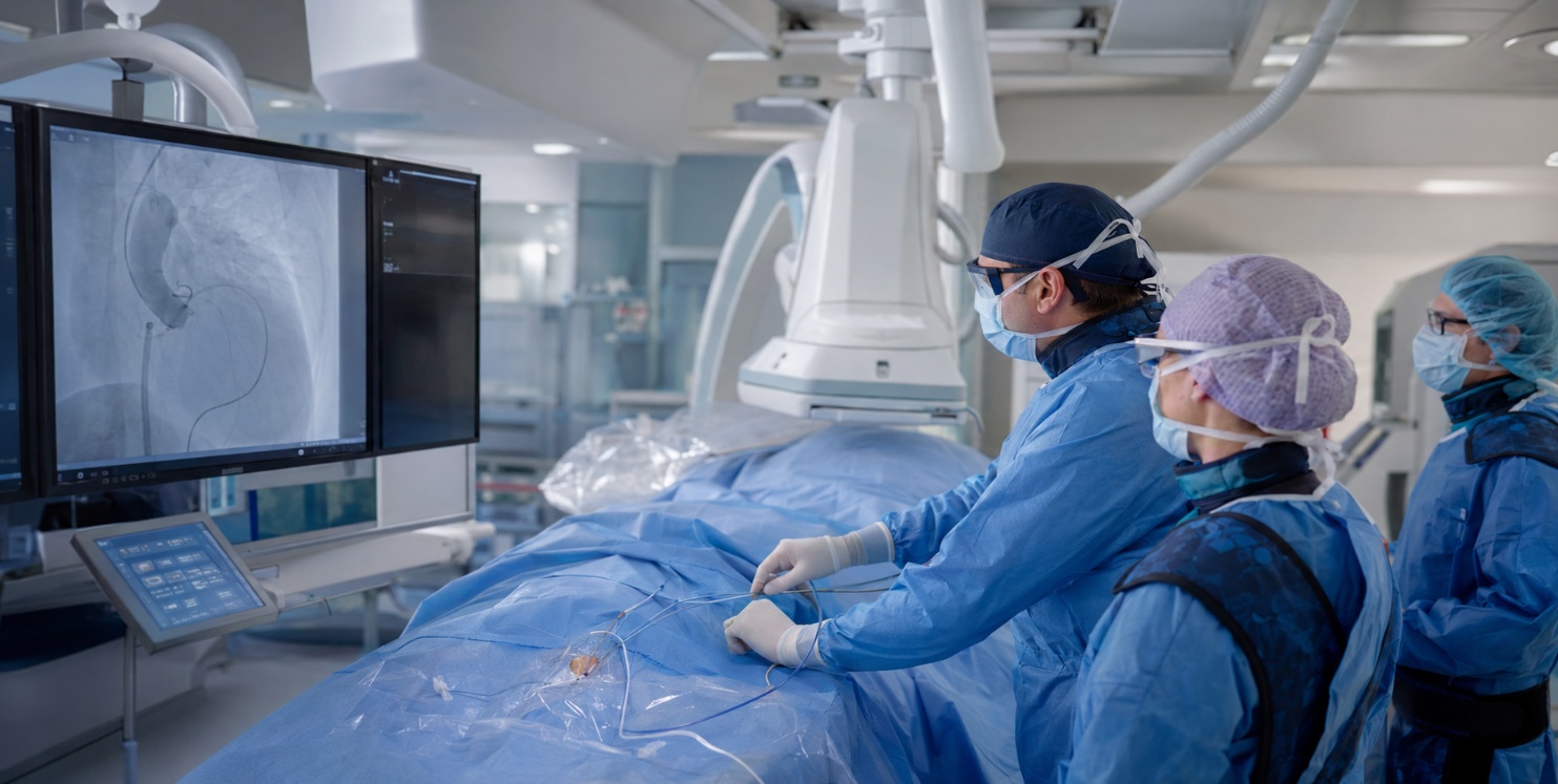 Procedura interventistica in laboratorio di emodinamica con imaging fluoroscopico